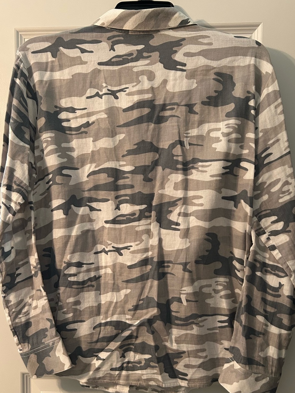 SANCTUARY (NWOT) Button Down Camouflage Shirt. P2P is 20 - Picture 3 of 9
